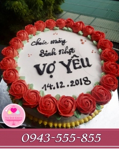 Bánh sinh nhật hoa hồng đỏ xung quanh bánh tặng vk yêu