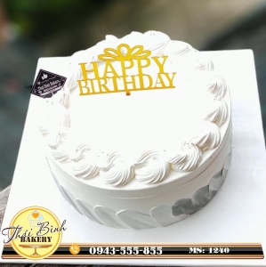 Bánh kem xoáy hoa đơn giản cắm chữ HPBD tặng bạn