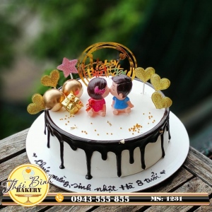 Bánh kem phủ sô viền cặp đôi hun nhau mừng sinh nhật bạn Hà 