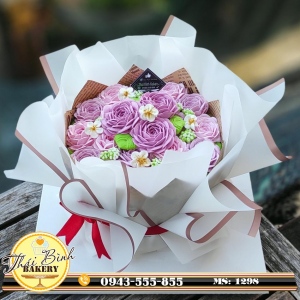 Bánh kem bó hoa hồng tím sang trọng mừng sinh nhật bác Bẩy