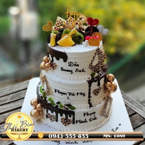 Bánh kem 3 tầng hoa quả đổ sô viền bánh cắm bóng tặng con Quang Anh