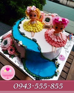 bánh kem búp bê tặng bé gái sinh đôi đang vui chơi bên dòng sông