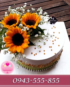 Bánh kem cắm hoa hướng dương tặng bà