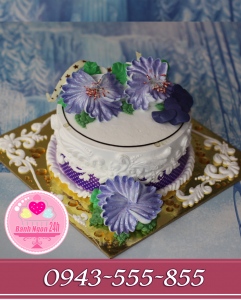 Bánh kem hoa tươi đẹp, tông tím vẽ hoa văn