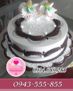 Bánh kem nghệ thuật trang trí hoa bụt chế tông socola và trắng
