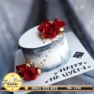 Bánh kem hoa hồng đỏ tươi tông xám-trắng tặng con Hà Uyên