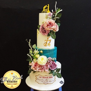 bánh cưới 4 tầng cắm hoa nghệ thuật sang trọng