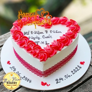 Bánh tim xoáy hoa hồng đỏ kỉ niệm ngày cưới