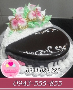 Bánh kem trái tim bắt hoa tông số cô la trắng đen