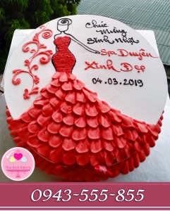 bánh kem tặng bạn gái mặc váy tông đỏ xinh đẹp
