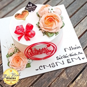 Bánh kem bắt hoa hồng cam cắm tim vàng