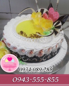 Bánh kem trang trí nghệ thuật mứt dứa socola trái tim lá hoa