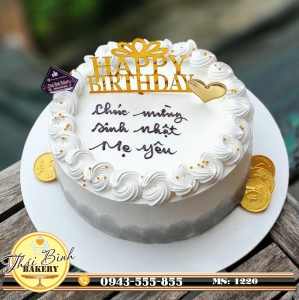 BÁnh kem xoáy hoa đơn giản cắm chữ HPBD tặng mẹ yêu