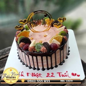 Bánh kem hoa quả phủ socola viền sinh nhật 22 tuổi