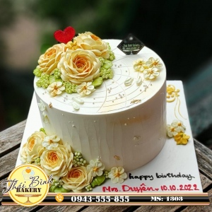 Bánh kem hoa hồng vàng sang trọng tặng Mrs.Duyên
