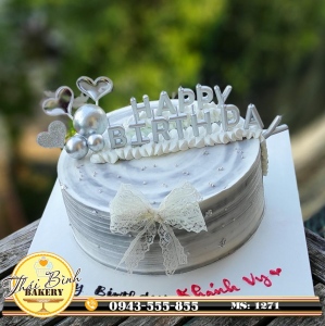 Bánh kem đơn giản tông xám cắm nến chữ HPBD tặng con Khánh Vy