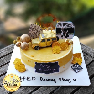 Bánh kem ô tô vàng cắm bóng in ảnh tặng gia đình