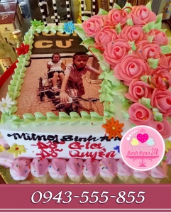 Bánh in ảnh hai anh em dạo phố bắt kem hoa hồng chế