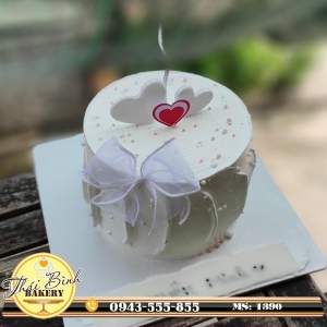 mẫu bánh kem trắng cắm tim